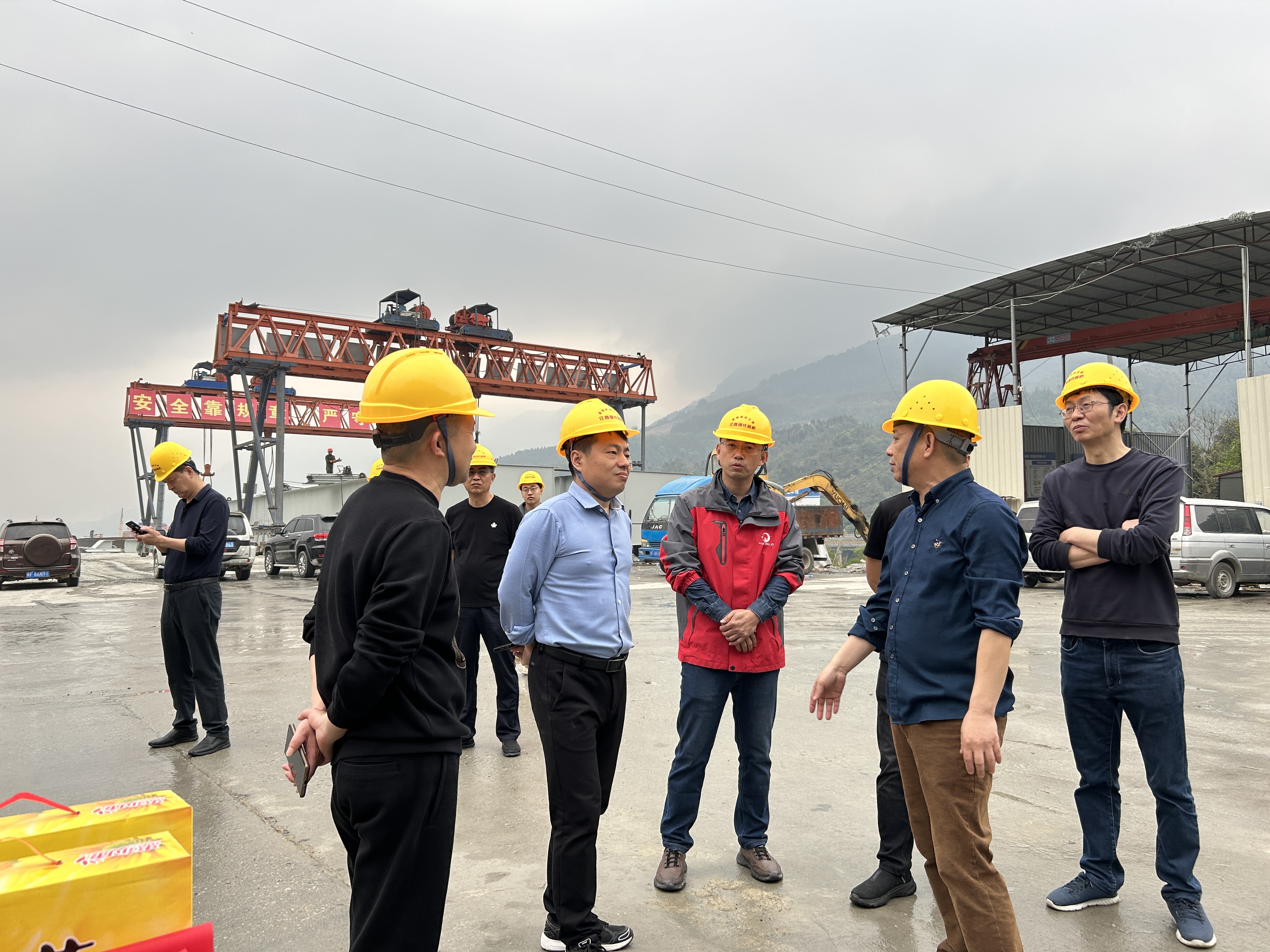 【調(diào)研督導(dǎo)】現(xiàn)代路橋公司赴福建泉南高速項(xiàng)目開展實(shí)地調(diào)研